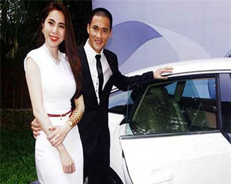 Thủy Tiên vẫn sát cánh bên Công Vinh dù anh thất thế