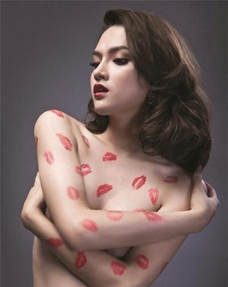 Những bầu ngực chuyển giới quyến rũ nhất Vbiz - 1