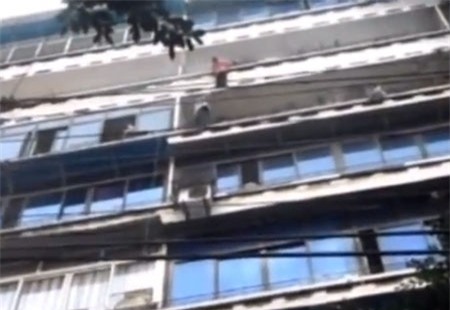 Một cảnh sát đang tiếp cận để giải cứu em bé.