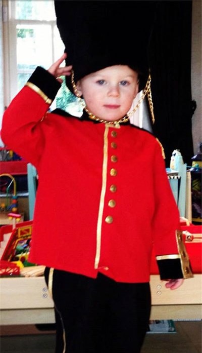Bé Kai trong bộ đồ của một anh lính gác điện Buckingham.