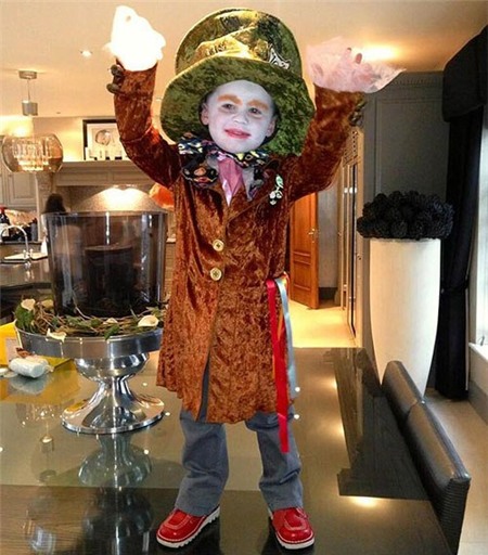 Cậu nhóc hơn 3 tuổi vẽ mặt và mặc quần áo giống nhân vật Mad Hater trong bộ phim hoạt hình Alice in Wonderland.