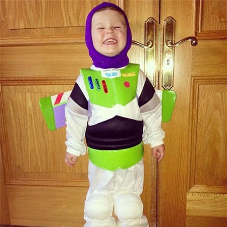 Cậu bé cười toe toét trong bộ đồ của Buzz Lightyear trong Câu chuyện đồ chơi.