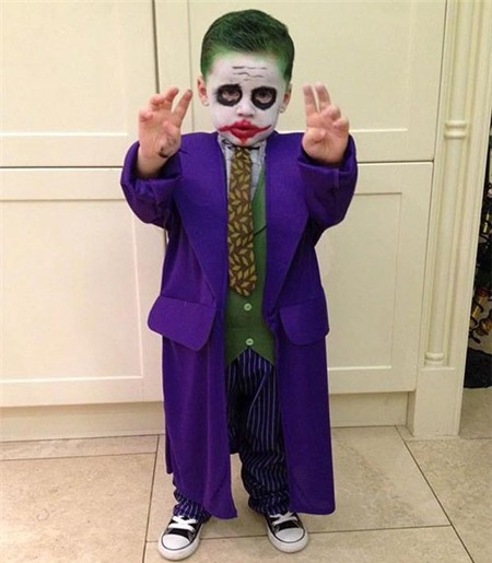 Con trai Rooney vẽ mặt và mặc áo choàng y hệt nhân vật Joker trong Batman.