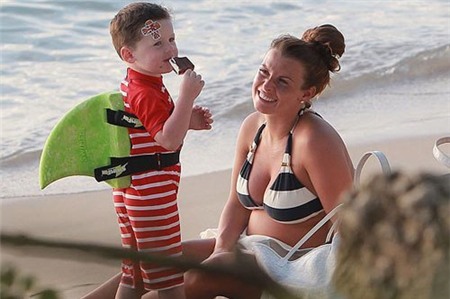 Mỗi khi đi tắm biển với mẹ, Kai rất thích đeo chiếc vây cá giả làm cá mập.