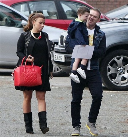 Cậu nhóc đáng yêu mang lại nụ cười sảng khoái cho bố Rooney một ngày sau khi đội bóng của bố bị Real loại tại vòng 16 đội Champions League hôm 6/3.