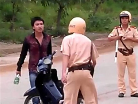 Ngày 7/6, bị cảnh sát Đồng Đăng (Lạng Sơn) dừng xe vì đi không đội mũ bảo hiểm, không gương chiếu hậu, Hoàng Minh Phong (18 tuổi) có lời lẽ thóa mạ, thách thức và cầm chai bia vỡ lên dọa đánh hai cảnh sát giao thông. Hai cảnh sát chỉ né tránh đòn đánh của anh này chứ không khống chế. Khi Phong lên xe phóng đi, cảnh sát đuổi theo và bắt giữ. Bốn ngày sau, Phong bị công an khởi tố để điều tra hành vi Chống người thi hành công vụ