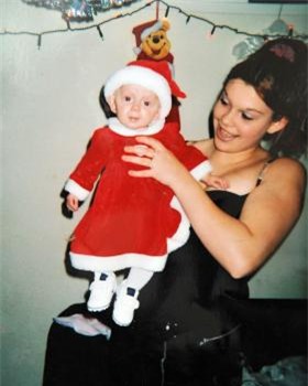 Xót xa những em bé trong hình hài cụ già 3