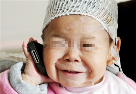 Xót xa những em bé trong hình hài cụ già 9