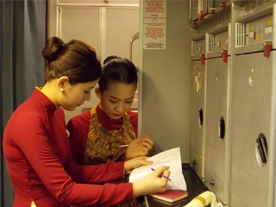 Đa số tiếp viên của các hãng hàng không là những bóng hồng.