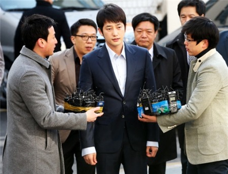 Park Shi Hoo trong vòng vây báo giới hôm 1/3. Ảnh: News.