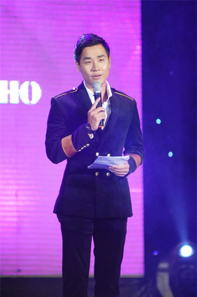 Nguyên Khang đảm nhận vai trò MC.
