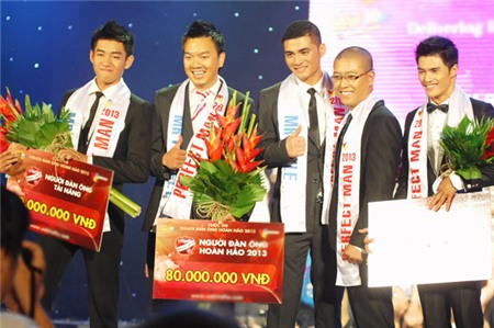 Cuộc thi thu hút khá nhiều gương mặt quen thuộc, trong đó có Quang Đăng (trái), Lâm Vinh Hải (phải) - là á quân và quán quân 'Thử thách cùng bước nhảy'. Chung cuộc, anh Hữu Tài (thứ hai từ trái sang) giành giải nhất cùng danh hiệu 'Người đàn ông hoàn hảo 2013'.