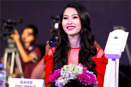 Cô cười tươi tắn, tự nhiên trước những màn thi vui nhộn, hấp dẫn.