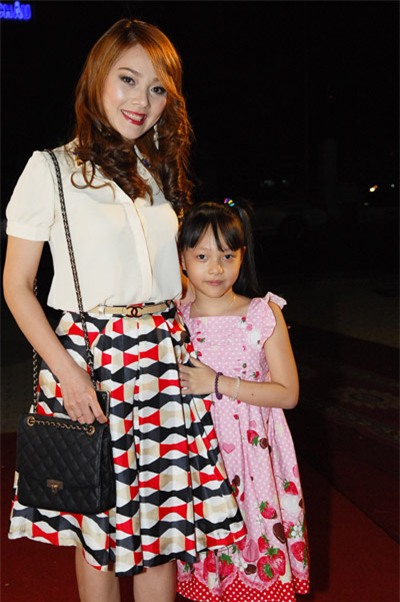 Hoa hậu Quý bà Việt Nam Hoàng Thị Yến cũng đến dự sự kiện cùng con gái.