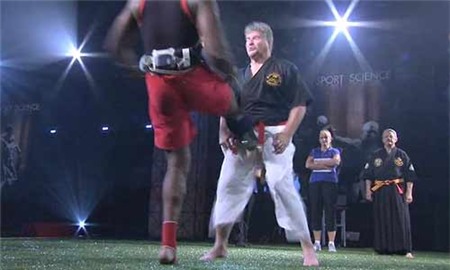 10 kỷ lục lạ lùng nhất thế giới, Phi thường - kỳ quặc, ky luc the gioi, ky luc, ky la, chuyen la, co that, tin tuc, vong 1 khung nhat, nhieu hinh xam nhat, long tai dai nhat, luoi dai nhat