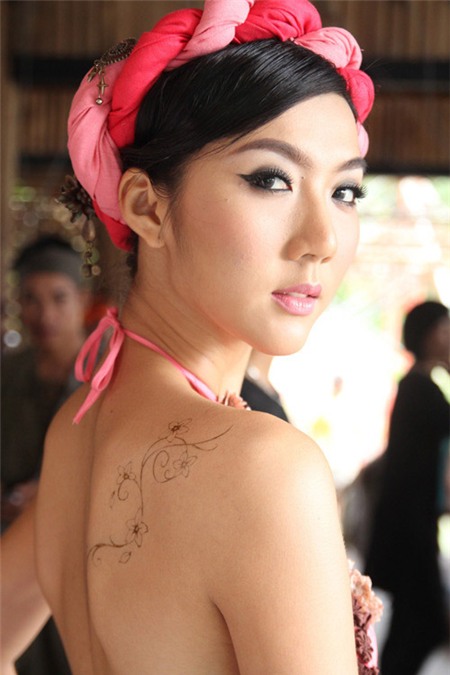 Mỹ nhân Việt gợi cảm với mốt xăm lưng, Thời trang, hinh xam, thoi trang, thời trang, sao viet xam, sao xam hinh, phong cach sao, xam o lung,