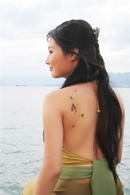 Mỹ nhân Việt gợi cảm với mốt xăm lưng, Thời trang, hinh xam, thoi trang, thời trang, sao viet xam, sao xam hinh, phong cach sao, xam o lung,