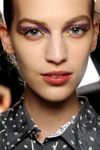 Đây là một trong những kiểu trang điểm đính đá cho bầu mắt xuất hiện trong show The Spring 2013 Dior.