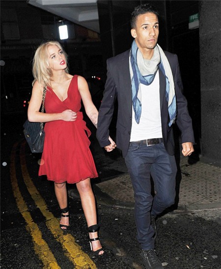 Tối 9/3, nữ diễn viên tóc vàng đình đám e thẹn nắm tay bạn trai, tiền vê Scott Sinclair tới nhà hàng Gaucho, Manchester, ăn tối.