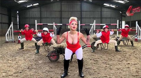 Xinh đẹp, đỏng đảnh, Helen bị các fan chê là 'não ngắn' vì những hình ảnh, bình phẩm không phù hợp trên mạng.