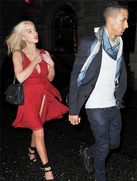 Nữ diễn viên 22 tuổi buộc phải bỏ tay bạn trai ra để giữ áo, tránh gặp sự cố tiếp theo.