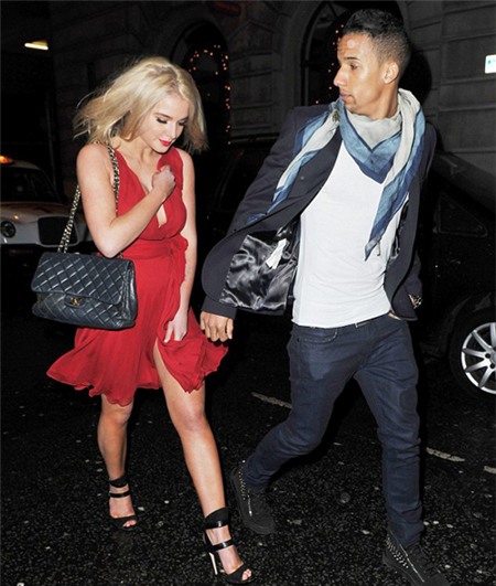 Helen vất vả tay trên, tay dưới để che váy, khắc phục sự 'hớ hênh'.