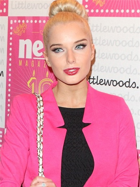 Helen với kiểu trang điểm cứng nhắc và khoác áo hồng, màu yêu thích của cô nàng đi dự tiệc tuần trước.