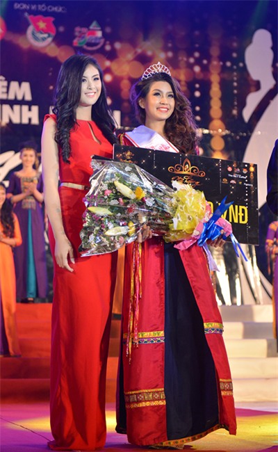 Hoa hậu trao vương miện cho thí sinh đoạt giải cao nhất trong đêm thi nhan sắc.