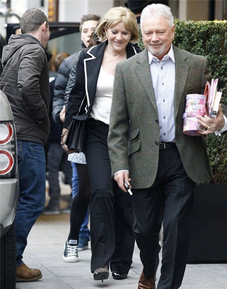 Ông bà Tony và Jackie Adam, bố mẹ Vic, rời khỏi nhà hàng với gương mặt thư thái, vui vẻ cùng những món quà nhỏ.