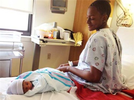 Lạ: Bé trai chào đời ở độ cao 12.000 mét - 1