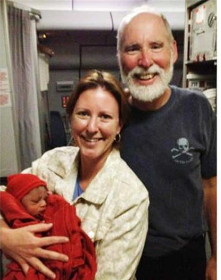 Lạ: Bé trai chào đời ở độ cao 12.000 mét - 2