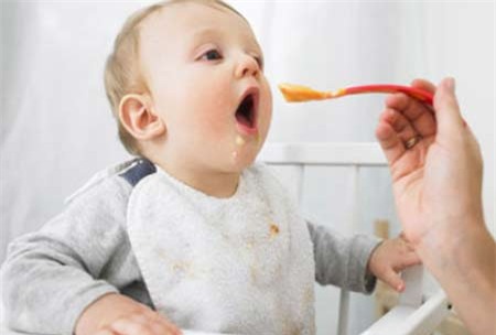Không nên cho trẻ ăn thức ăn đặc quá sớm