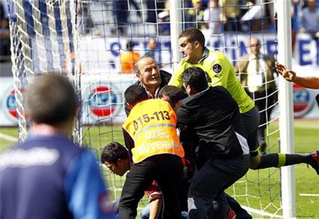 Thủ thành Harun Tekin đánh fan đột nhập sân đấu. Ảnh: