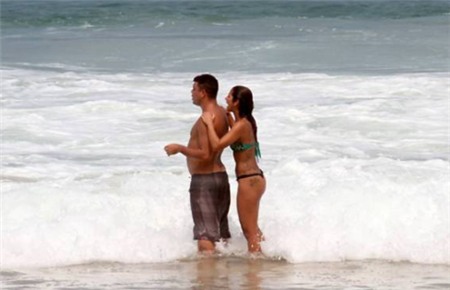 Cặp đôi đang tận hưởng kỳ nghỉ lãng mạn ở bãi biển