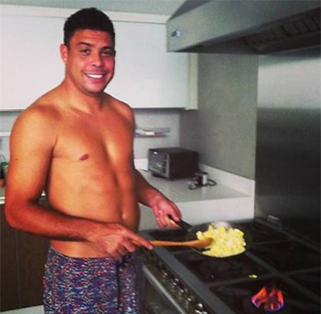 Ronaldo thậm chí còn vào bếp nấu ăn cho bạn gái.