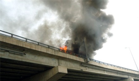 Chiếc xe khách bốc cháy ngùn ngụt. (Ảnh: Nguyễn Dương)