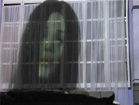 Tin đồn nữ sinh nhảy lầu vì nhìn thấy hồn ma 1