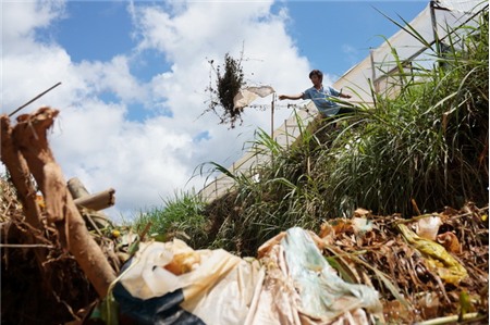 Vứt rác thải nông nghiệp xuống suối Cam Ly (Ảnh: báo Tuổi trẻ)