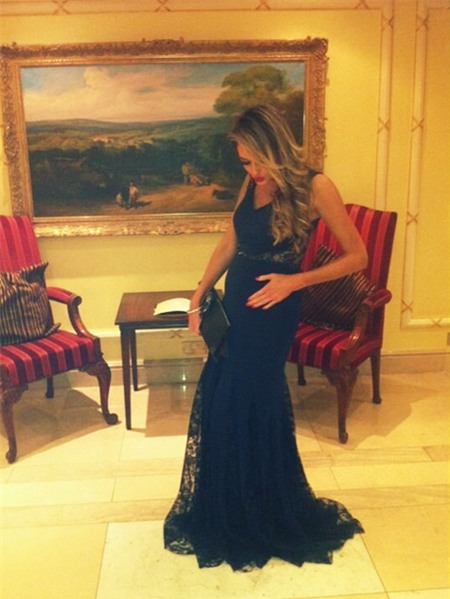 Trước đó, Georgina Dorsett khoe ảnh xoa bụng bầu khi mặc bộ đầm đen chuẩn bị đi dự tiệc.