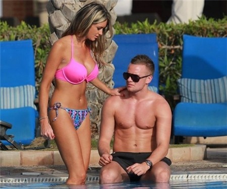 Georgina Dorsett với thân hình đẹp mê hồn trong kỳ nghỉ mát cùng Tom Cleverley mùa hè năm ngoái.