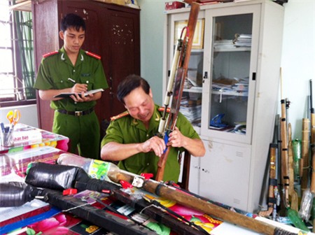 Công an huyện Tiên Phước kiểm tra các súng tự chế thu giữ