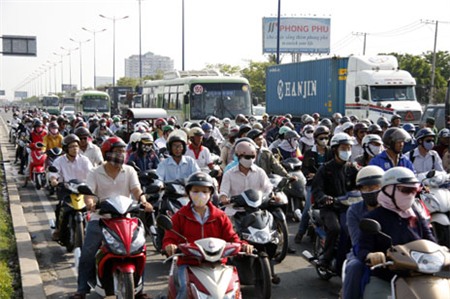 Các phương tiện ùn lại trên xa lộ Hà Nội hướng về cầu Sài Gòn