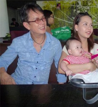 NS Đức Huy và người vợ kém tuổi