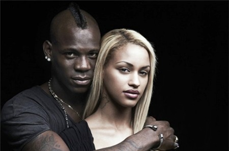Balotelli đang hạnh phúc mãn nguyện bên cô người mẫu Fanny Neguesha.