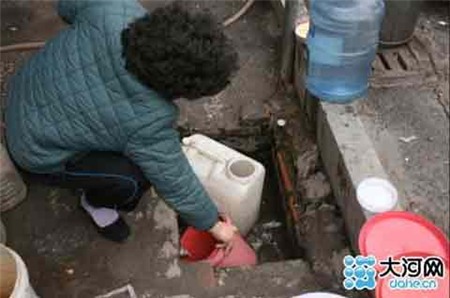 TQ: Cả làng lấy nước sinh hoạt từ nhà vệ sinh, Tin tức quốc tế, Tin tức trong ngày, an nuoc tu nha ve sinh, lay nuoc sinh hoat, nuoc sinh hoat o  nhiem, an nuoc o nhiem, an nuoc nha ve sinh