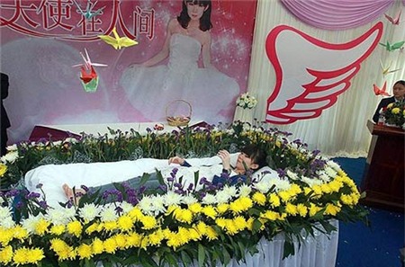 Cô gái tự tổ chức tang lễ cho mình, Phi thường - kỳ quặc, Co gai gia chet, thu chet,Zeng Jia, chuyen la, chuyen la co that, trung quoc