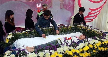 Cô gái tự tổ chức tang lễ cho mình, Phi thường - kỳ quặc, Co gai gia chet, thu chet,Zeng Jia, chuyen la, chuyen la co that, trung quoc