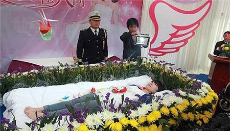 Cô gái tự tổ chức tang lễ cho mình, Phi thường - kỳ quặc, Co gai gia chet, thu chet,Zeng Jia, chuyen la, chuyen la co that, trung quoc