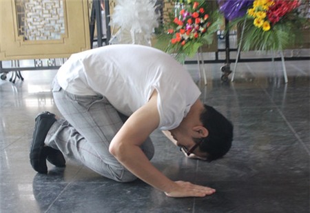 Thành Lộc cúi lạy linh cữu NSUT Hồ Kiểng, Phim, NSUT Ho kieng quang doi, NSUT ho kieng, Thanh Loc, le vieng, dot ngot qua doi, vai phu, ong vua vai phu, dat phuong nam, phim anh