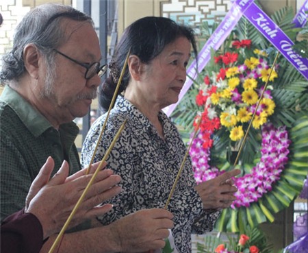 Thành Lộc cúi lạy linh cữu NSUT Hồ Kiểng, Phim, NSUT Ho kieng quang doi, NSUT ho kieng, Thanh Loc, le vieng, dot ngot qua doi, vai phu, ong vua vai phu, dat phuong nam, phim anh